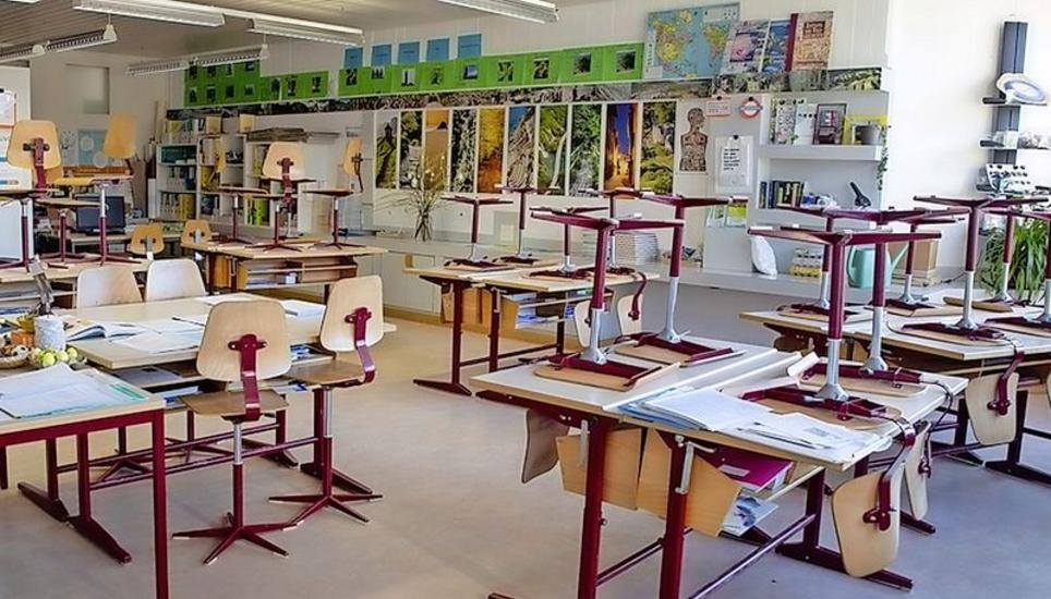 Die Schulzimmer sind wegen der Coronakrise verwaist, die Kinder lernen nun zu Hause. Bild: Roberta Fele