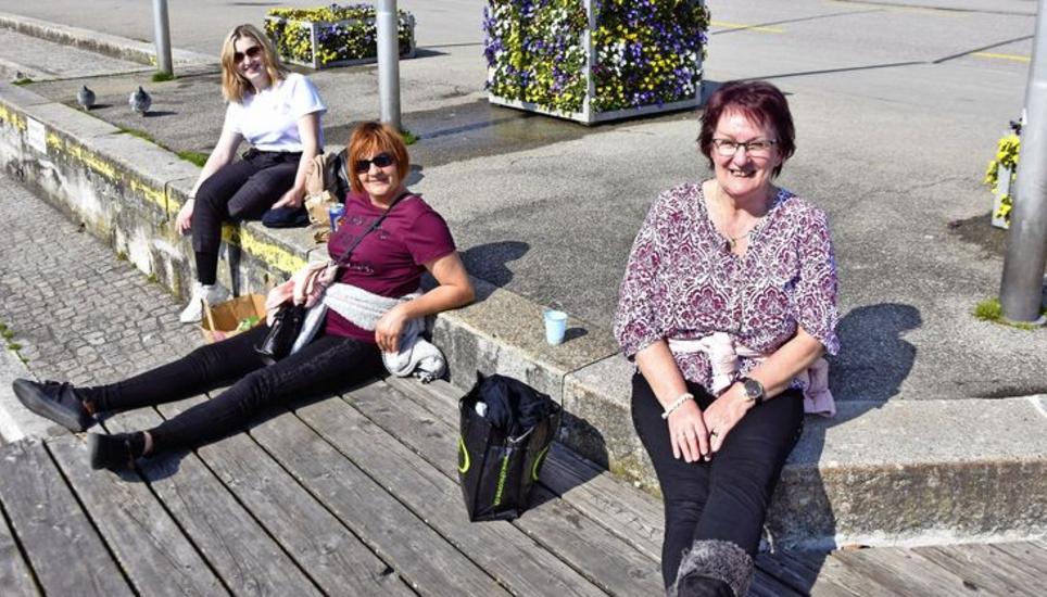 Nicole Schnyder, ihre Mutter Yvonne Schnyder und Dorli Mächler geniessen ihren Aufenthalt beim Salzstadel am Rhein, wo sie picknicken. Bild: Alfred Wüger