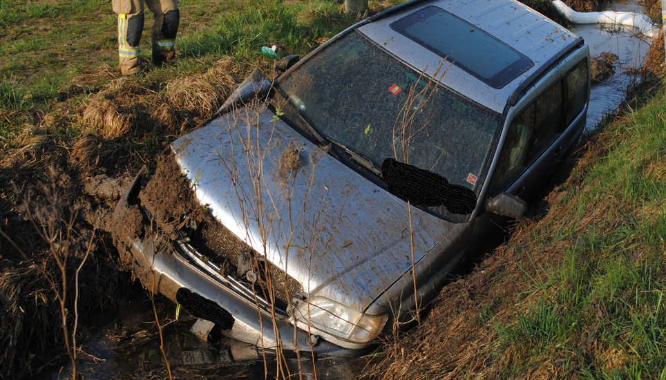 Warum der Wagen im Bach landete, konnte noch nicht geklärt werden. Bild: SHPol