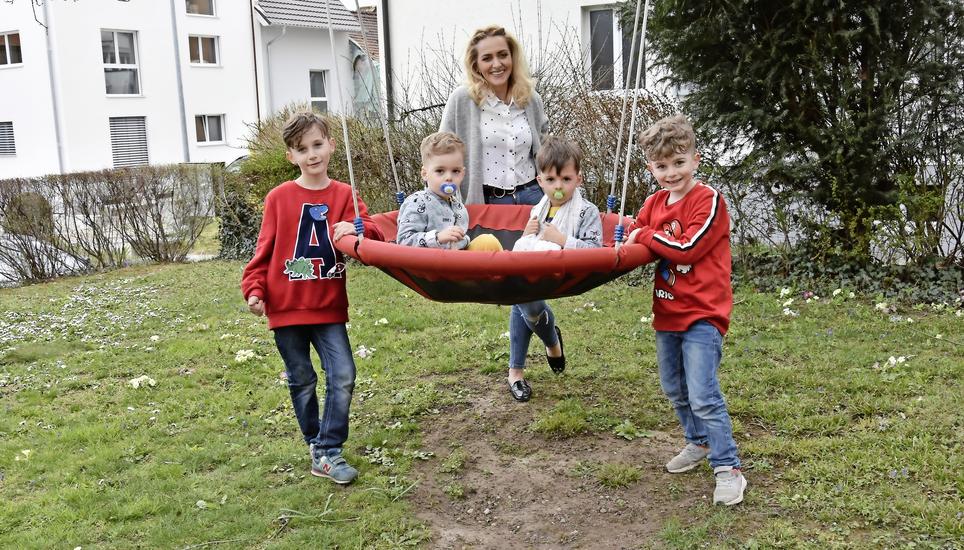 Den Alltag mit Rion (7, links), den Zwillingen Ledri und Olsi (3) sowie Leon (6) meistert die Schaffhauserin Vjosa Qerimi Krasniqi irgendwie. Sie sagt: «Ich denke immer positiv und jammere nicht, obwohl unser Alltag jetzt nicht immer ein Zuckerschlecken ist.» Bild: Jurga Wüger