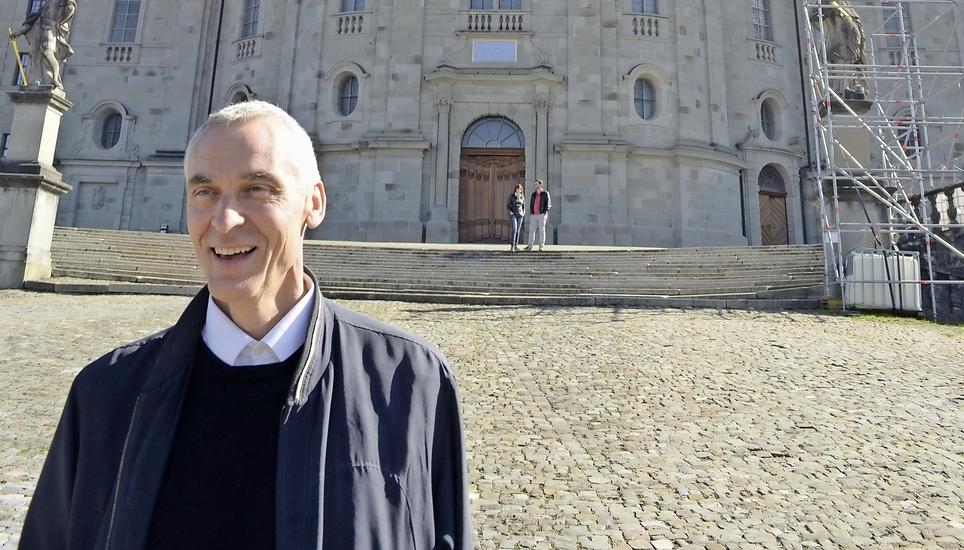 Der Rheinauer Pfarrer Rolf Maria Reichle vor der Klosterkirche Einsiedeln, wohin er jedes Jahr im Rahmen der Wallfahrt der katholischen Seelsorgeeinheit Jestetten pilgert. Bild: Thomas Güntert