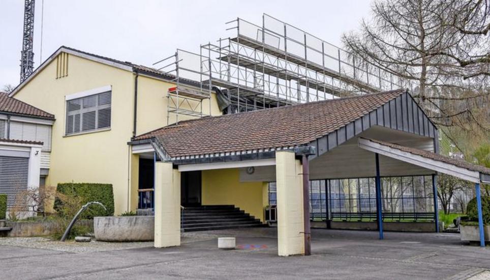 Läuft alles nach Plan, dann wird das Thaynger Reckenschulhaus in den Frühlingsferien um ein Stockwerk erhöht. Bild: Melanie Duchene