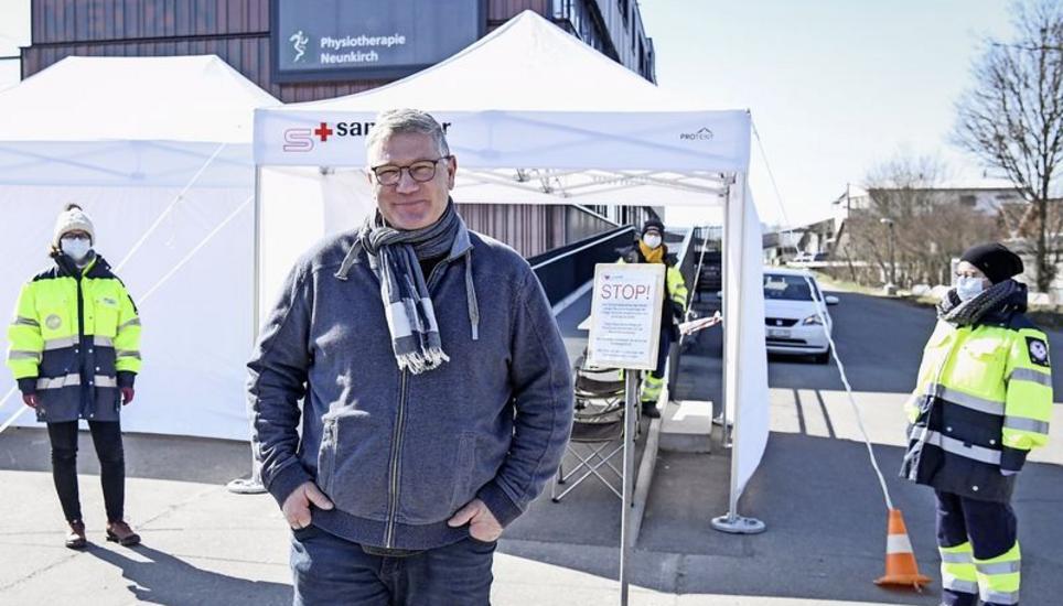 Der Neunkircher Gemeindepräsident Ruedi Vögele vor dem Triage-Zentrum. Bild: Melanie Duchene