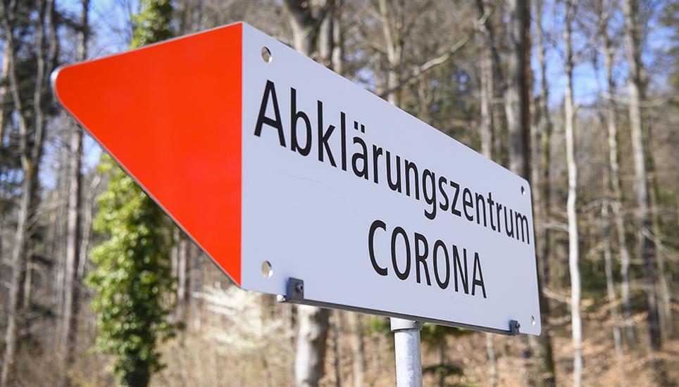 Wegweiser führen zum neuen Abklärungszentrum. Bild: Melanie Duchene