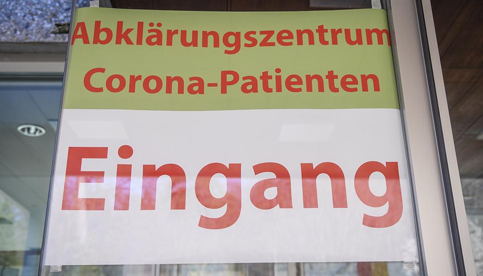 Personen, bei denen Verdacht auf eine Corona-Erkrankung besteht, können sich beim Abklärungszentrum melden. Bild: Melanie Duchene