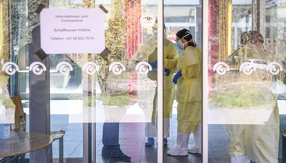 Für das Personal ist die Ausstattung mit Schutzmasken und -bekleidung entscheidend. Bild: Melanie Duchene