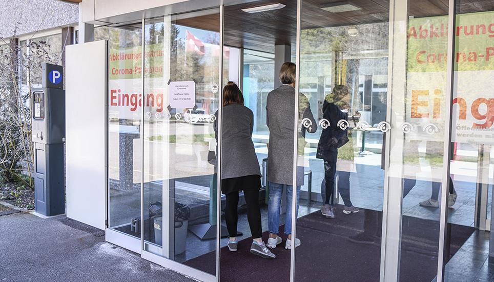 Insgesamt stehen im neuen Abklärungszentrum nun rund 60 Personen im Schichtbetrieb im Einsatz. Bild: Melanie Duchene