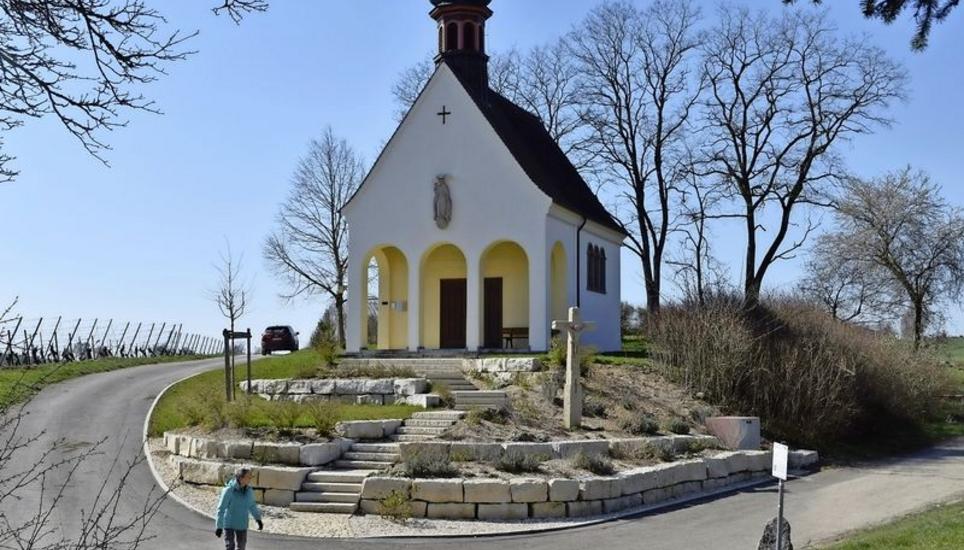 Im Erzinger Rebberg steht auf stolzer Anhöhe die Bergkapelle, die aufgrund eines Gelübdes vor 75 Jahren mit Hilfe der Schweizer Nachbarn gebaut wurde. Bild: Thomas Güntert