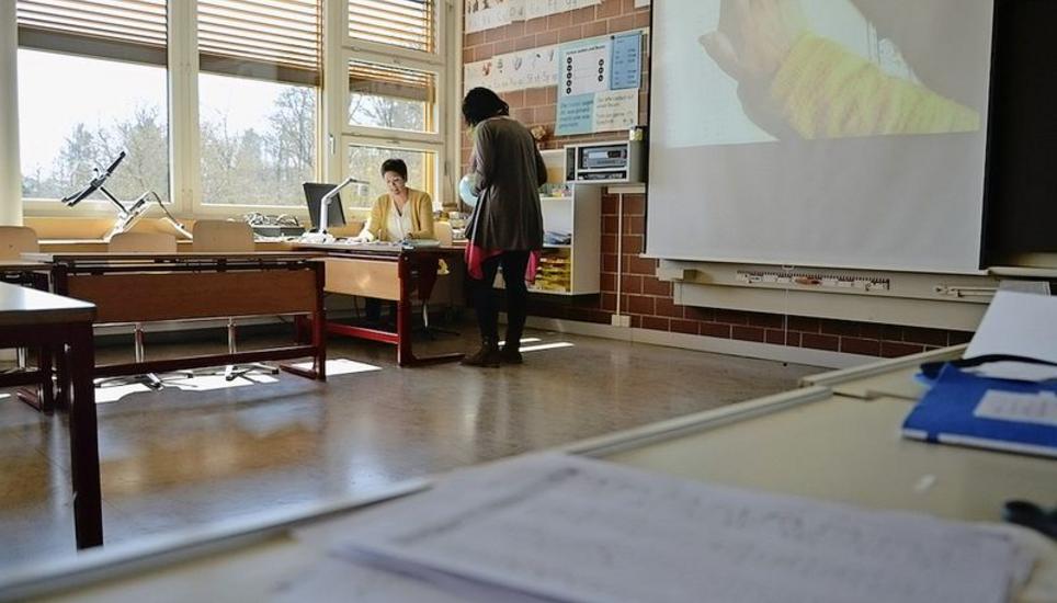 Regula Hangartner (am Pult) und Myriam Weber (stehend) sind im Breiteschulhaus für die Kinder da, die nicht zu Hause sein können. Bild: Zeno Geisseler