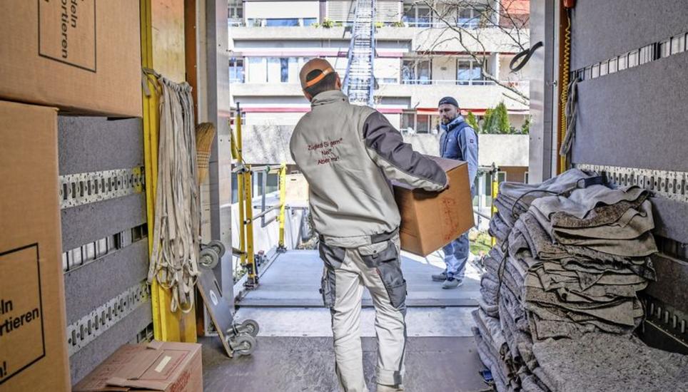 Andre Capelas (l.) und Fabricio Moreira arbeiten bei der Firma Gebrüder Gonzalez AG. Zügeln ist auch in Zeiten von Coronavirus weiterhin erlaubt. Bild: Melanie Duchene