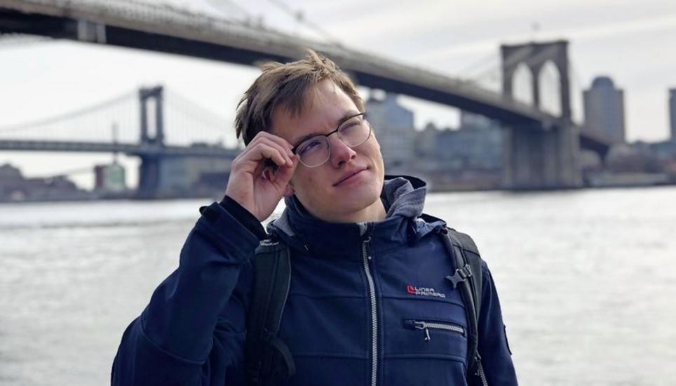 In New York hatte Elias Huber einen Zwischenstopp eingelegt, bevor er nach Kanada einreiste. Der 20-Jährige vor der Brooklyn Bridge. Bild: zvg