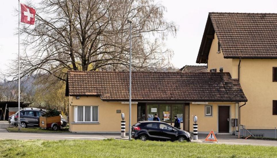 Die Schweizer Grenzwache kontrolliert Fahrer und Papiere. Wer ohne Berechtigung ist, wird zurückgeschickt in die Richtung, aus der er kommt. Bild: Roberta Fele