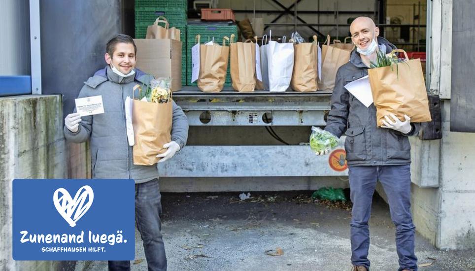 Mit Maske, Handschuhen und einem Lieferwagen voller Essboxen: Patrick Stauffacher (links) und Phillip Schmanau lieferten am Dienstag 1,5 Tonnen Lebensmittel aus. Bild: Hermann Luc-Hardmeier