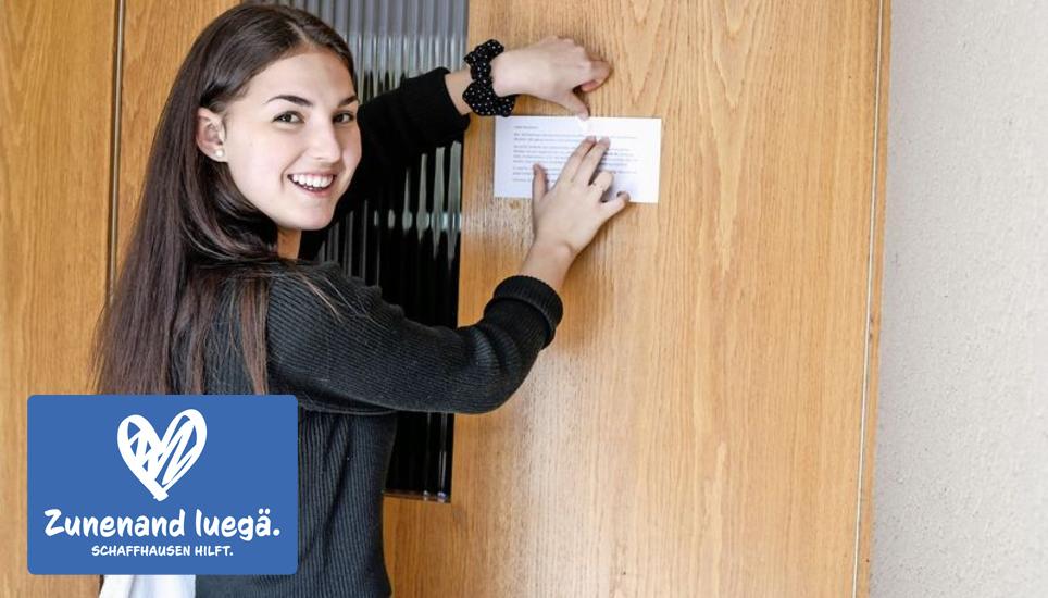 Johanna Spitz hat in ihrem Quartier Flyer aufgehängt. Bild: Melanie Duchene