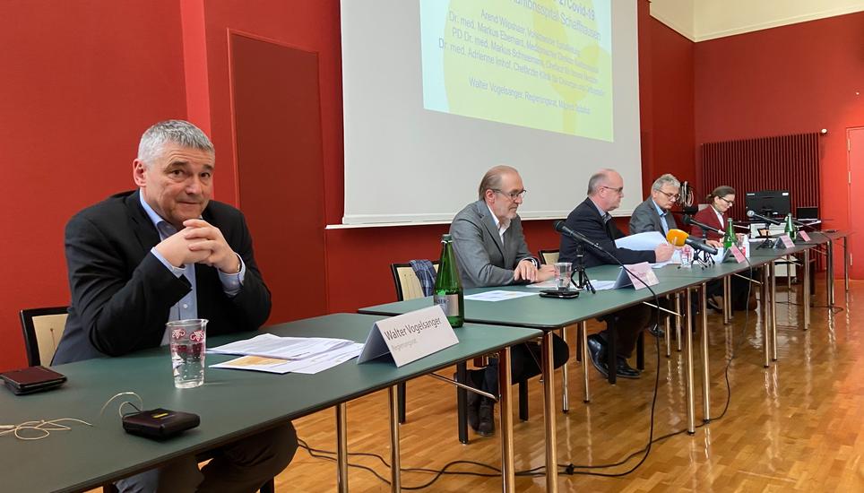 Die Verantwortlichen der Spitäler Schaffhausen und Regierungsrat Walter Vogelsanger informieren im BBZ-Schulhaus. Bild: zge