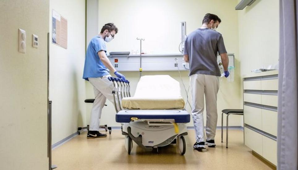 Sind über Nacht in den Assistenzdienst eingerückt: Die Spitalsoldaten Rosenberg (l.) und Nyffeler desinfizieren ein Bett auf der Notfallstation im Kantonsspital Schaffhausen. Bilder: Roberta Fele