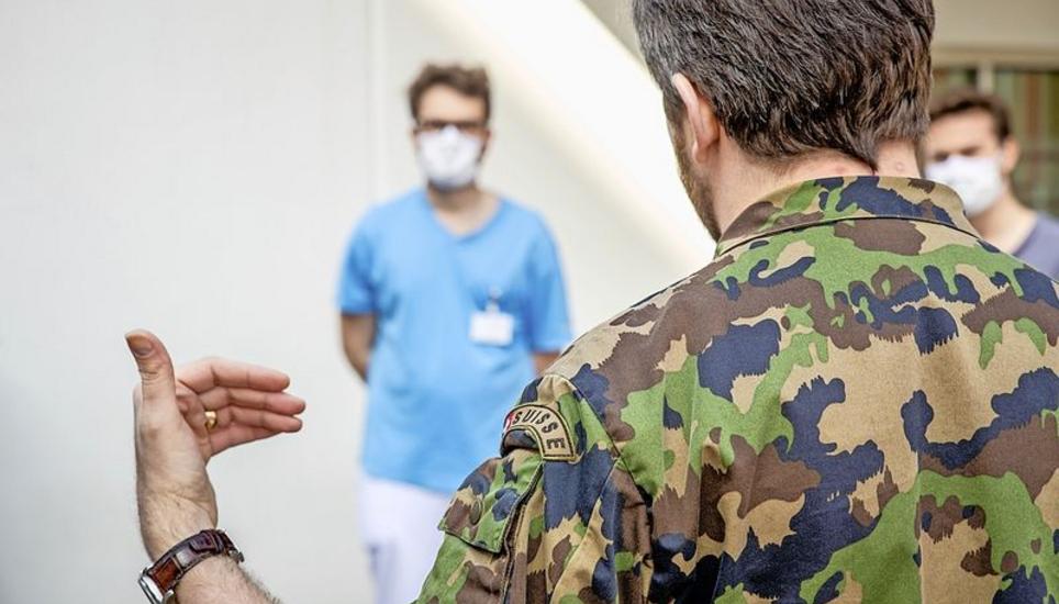 Instruktionen auf dem Platz vor dem Kantonsspital.