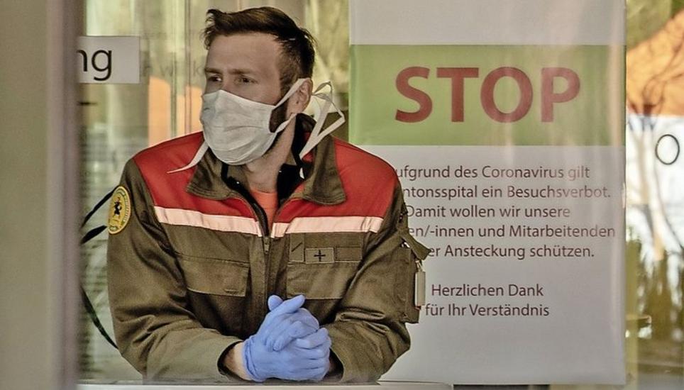 Ruhe vor dem Sturm: Ein Zivilschützer wartet auf Patienten.