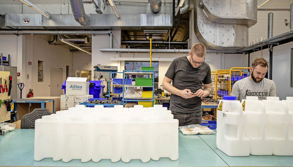 Florian Güntert und Dominic von Moos in der Produktion bei der Altra. Bild: Roberta Fele
