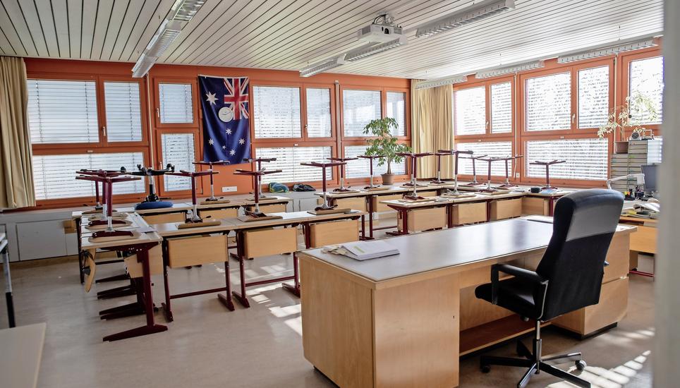 Wegen des Coronavirus findet aktuell der Unterricht schweizweit nur auf Distanz statt. Im Bild ein leeres Klassenzimmer im Schulhaus Gräfler. Bild: Roberta Fele