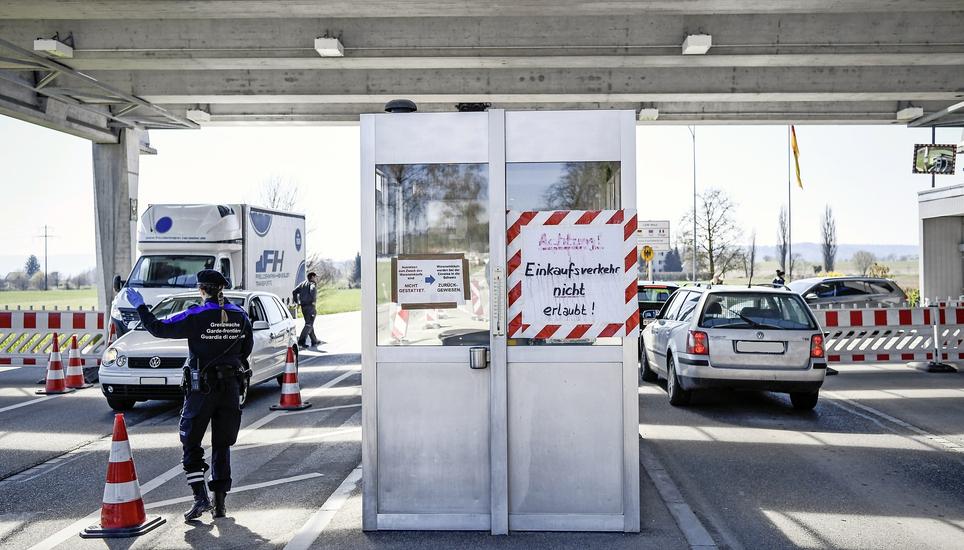 Für Schweizer Transitpendler ist die Strecke über deutsches Gebiet (hier am Zoll in Neuhausen) gesperrt. Bild: Melanie Duchene