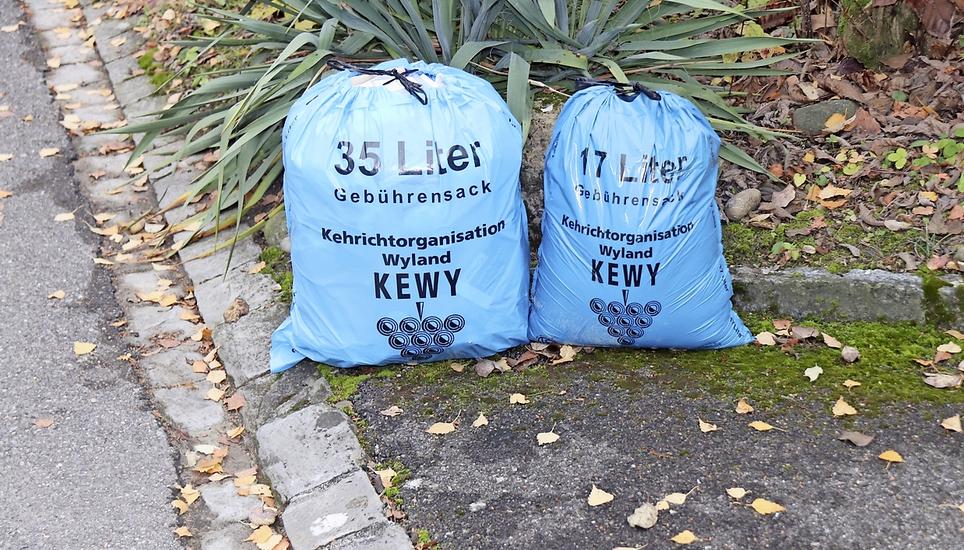 Mit dem neuen Transportvertrag bleiben die Kosten für den Gebührensack im Verbandsgebiet der KEWY tief. Bild: Roland Müller