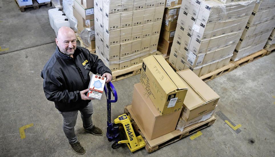 Herr der Masken: Bruno Litschi bewirtschaftet das zentrale Materiallager des Kantons. Bild: Melanie Duchene