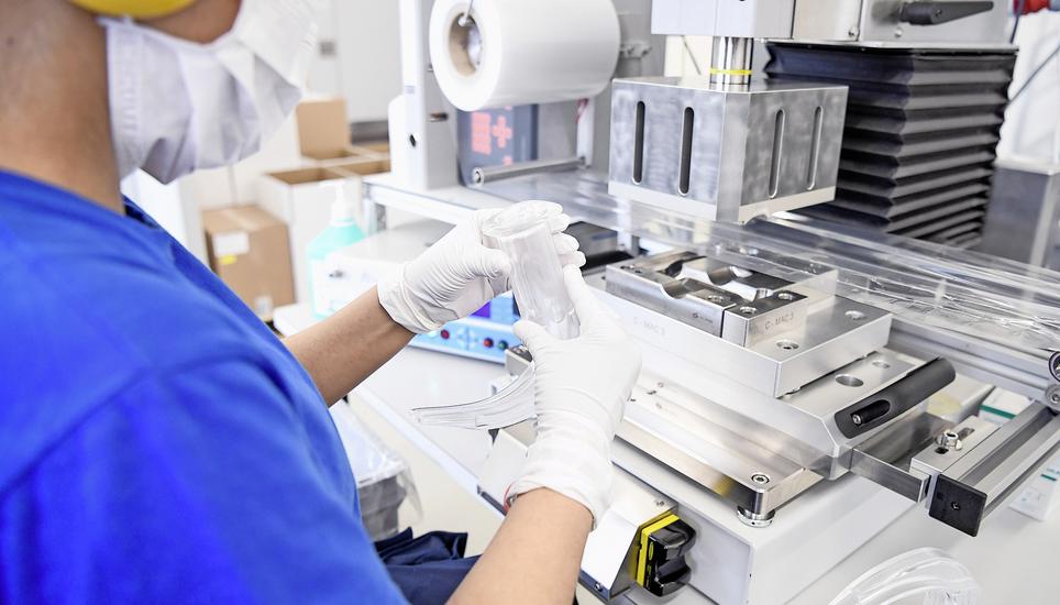 Bei der Gebrüder Renggli AG in Schaffhausen werden Bestandteile für Beatmungsmaschinen wegen des Coronavirus auf Hochtouren hergestellt. Bild: Melanie Duchene