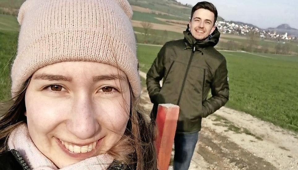 Durch einen Grenzpfahl getrennt: Sina Schweizer und Patrick Senn sehen sich aktuell nur im Zweimeterabstand. Bild: zvg