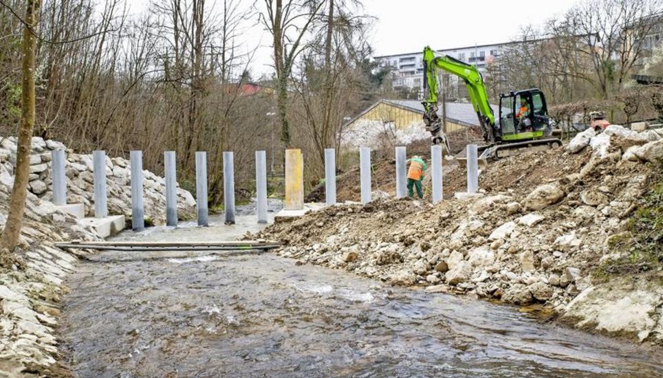 Die Arbeiten am neuen Schwemmholzrechen in der Durach im Mühlental sind fast beendet. Bild: Roberta Fele