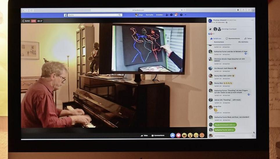 Kultur am Bildschirm: Die Zeichnerin Linda Graedel und der Jazzmusiker Thomas Silvestri brachten am Donnerstag via Livestream auf Facebook Jazz-Painting vom Feinsten in die Wohnstuben (oder die Arbeitszimmer) der Schaffhauserinnen und Schaffhauser. Bild: J.W.