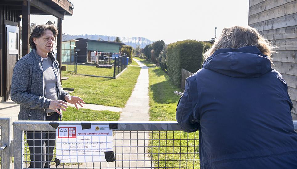 Mit Abstand: SN-Redaktor Alfred Wüger im Gespräch mit Vereinspräsident Herbert Fichthaler. Bild: Melanie Duchene