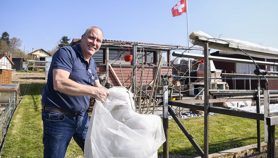 Bis vor kurzem hatte André Siegrist einen Schrebergarten in Basel. Seit dem 29. Februar ist er stolzer Besitzer eine Parzelle an der Artilleriestrasse. Er schwärmt: «Diese Ruhe hier!» Bild: Melanie Duchene