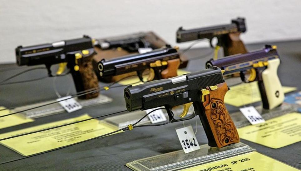 Pistolen-Spezialanfertigungen mit verzierten Holzgriffschalen.