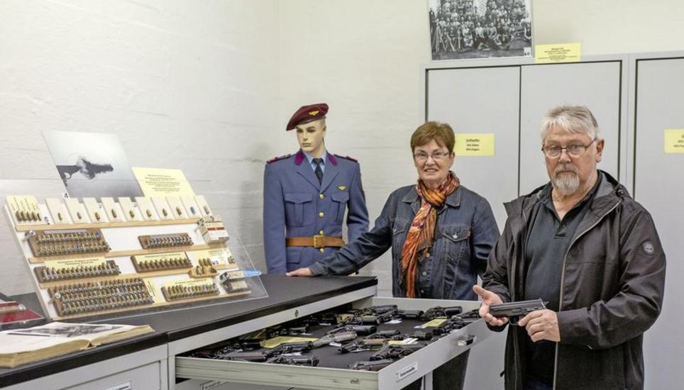 Elsa und Josef Hugentobler arbeiteten früher bei der SIG im Bereich Werbung und Kommunikation. Heute ist das Ehepaar pensioniert und kümmert sich zusammen mit anderen um die Stiftung «Historische Waffensammlung der SIG». Bilder: Roberta Fele