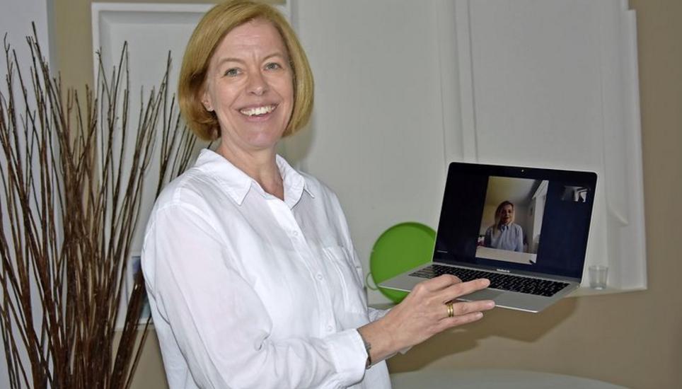 Katja Pfohl (l.), Bereichsleiterin Dolmetschen und Vermitteln sowie Mitglied der Geschäftsleitung beim SAH Schaffhausen, tauscht sich mit der Dolmetscherin Dashurije Avdiji via Videotelefon über den erfolgten Einsatz aus. Bild: Jurga Wüger