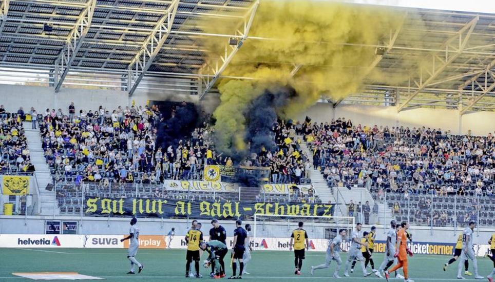 Die Fans des FC Schaffhausen (hier beim Cupspiel gegen die Young Boys Bern) haben momentan Zwangspause. Bild: Roger Albrecht
