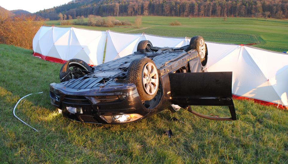 Der schwer verletzte Fahrer musste mit dem Rettungshelikopter ins Spital geflogen werden. Bild: SHPol