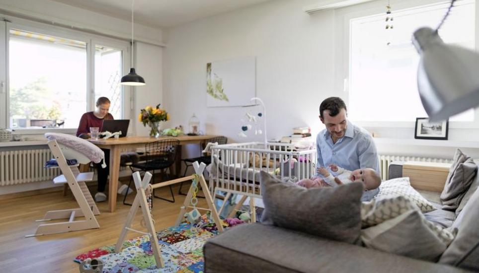 Zu Hause arbeiten und gleichzeitig die Kinder betreuen – das gibt Konfliktpotenzial. Angehörige und Nachbarn sind gefordert, bei Streit nicht wegzuschauen. Bild: Key