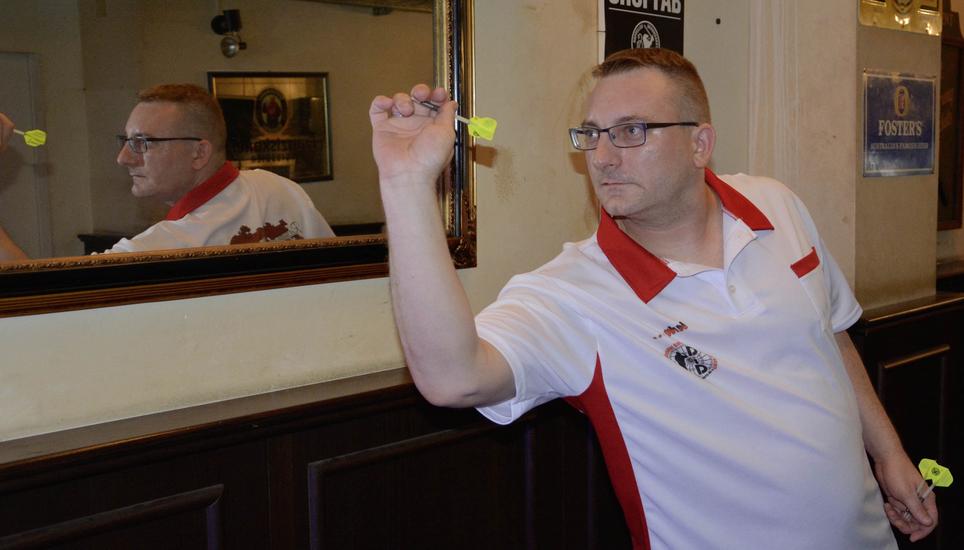 Konzentriert am Pfeil: Vorerst muss Raymond Balbach am heimischen Automat trainieren, das Münster-Pub als «Trainingsplatz» ist weiter geschlossen. Bild: T. Erlemann