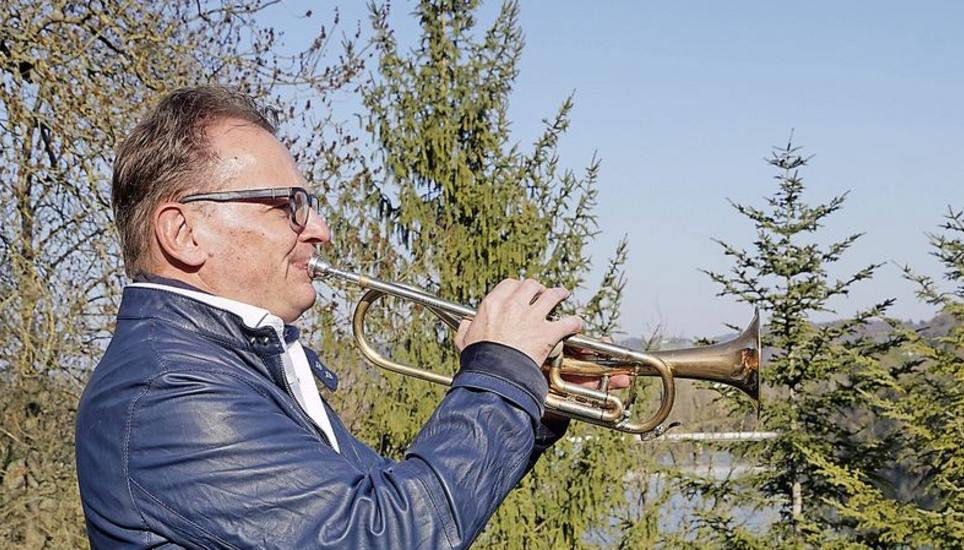 Markus Rehm mit seinem «Ganschhorn» bei der Rheinbrücke in Rüdlingen. Bild: KL