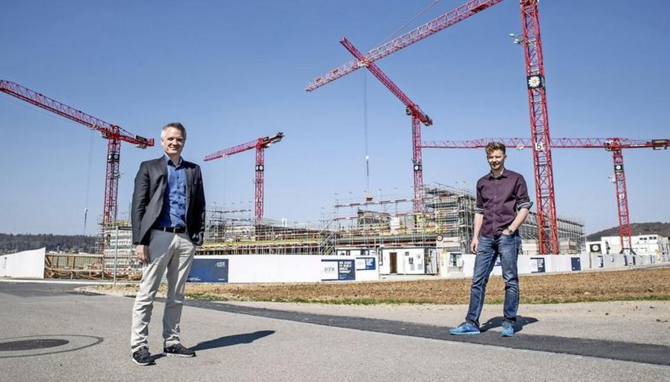 Gemeinderat Roman Neukom (links) und Architekt Marco Heller auf der Rafzer Grossbaustelle. Bild: Roberta Fele