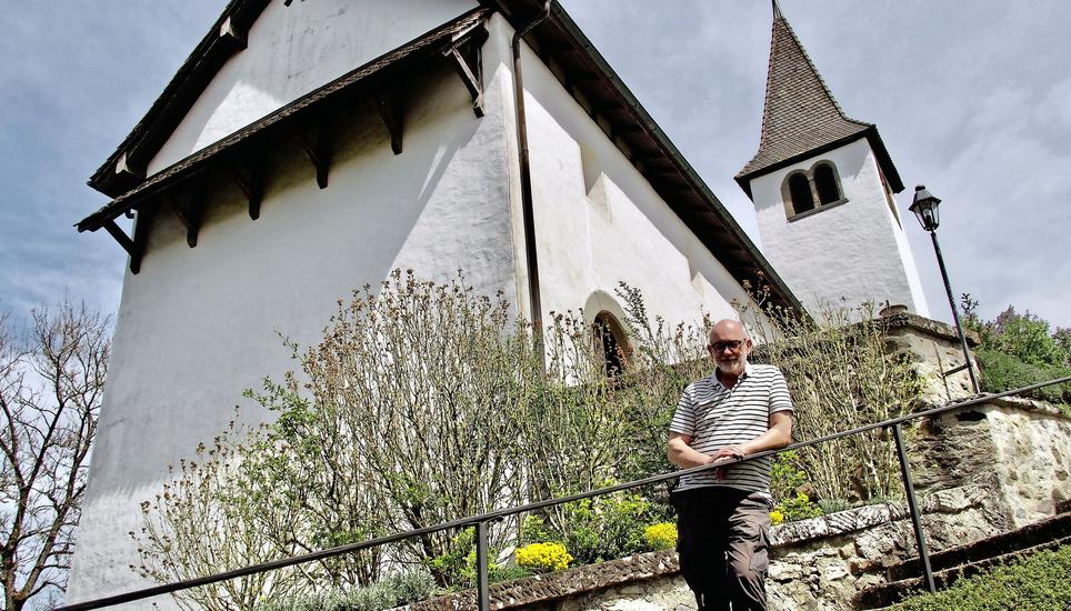Pastor Matthias Stahlmann vor der Büsinger Bergkirche. Bild: Gudrun Trautmann