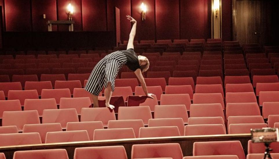 Eine ungewöhnliche Performance an einem fremd anmutenden Ort: Die Tänzerin Carina Neumer tanzte im leeren Stadttheater. Bild: Roberta Fele