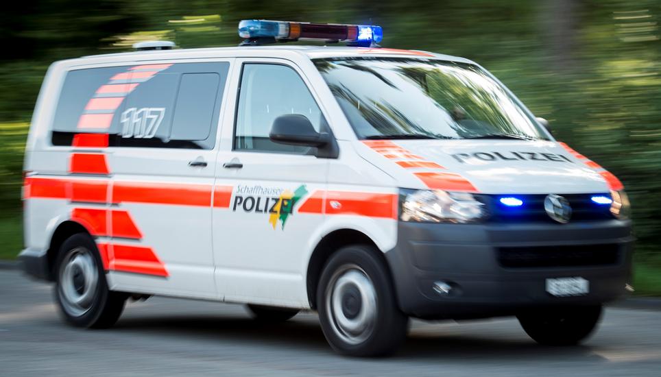 An beiden Fahrzeugen entstand Sachschaden. Der Töff musste durch eine Bergungsfirma abtransportiert werden. Archivbild: SHPol