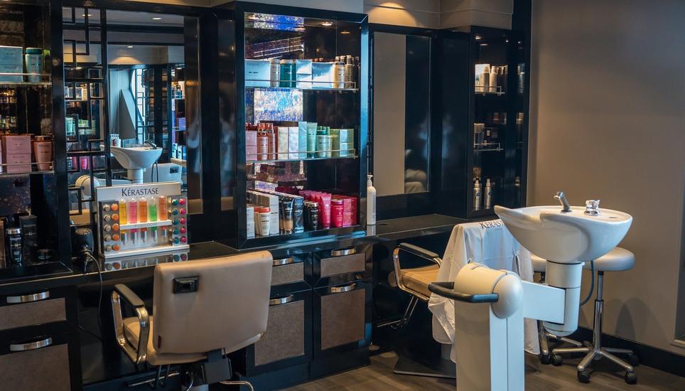 Ambulante medizinische Praxen wie Zahnärzte oder Physiotherapeuten sowie Coiffeursalons, Massage- und Kosmetikstudios dürfen ihren Betrieb ab dem 27. April wieder aufnehmen. Baumärkte, Gartencenter, Blumenläden und Gärtnereien können dann wieder öffnen.