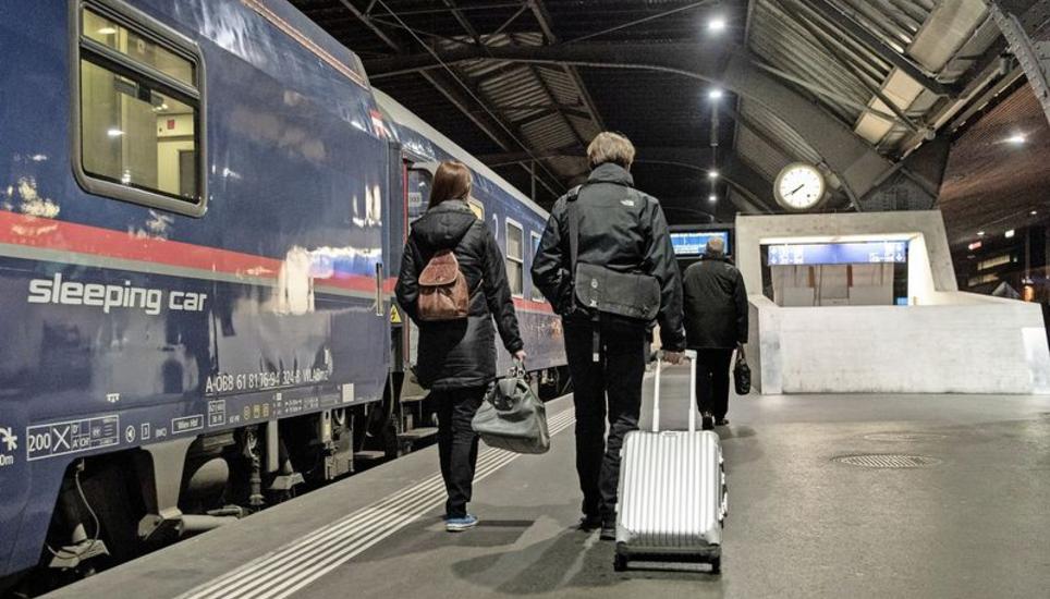 In der jüngeren Vergangenheit reisten immer mehr Leute mit Zügen ins Ausland. Die Krise wirft die Bahn nun zurück. Bild: Key