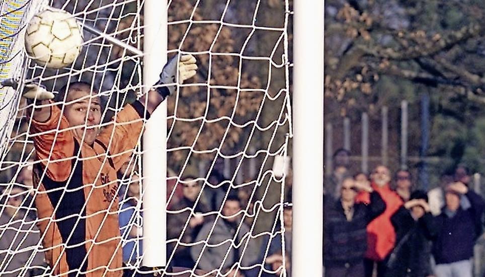 Der Ball ist drin: Fabio Coltorti muss als FCS-Keeper im Cupspiel gegen den FC Zürich im Februar 2002 ein Gegentor hinnehmen. Bild: Key
