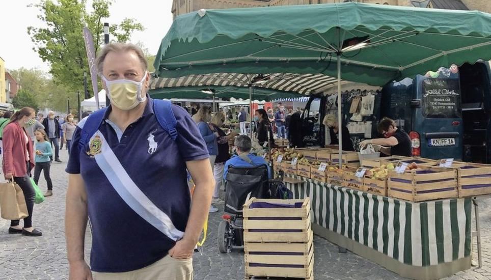 Torsten Kalb vom Fachbereich Sicherheit und Ordnung machte sich am Samstag auf dem Singener Wochenmarkt ein Bild von der Lage. Die meisten Marktbesucher und Händler trugen bereits einen Mund-Nasen-Schutz. Bild: Gudrun Trautmann