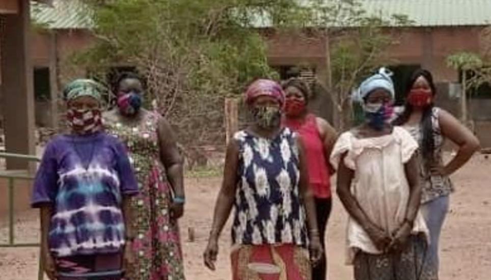 Frauen aus dem «Hexenheim» in Burkina Faso, welche mit Schutzmasken beliefert wurden. Bild: zvg